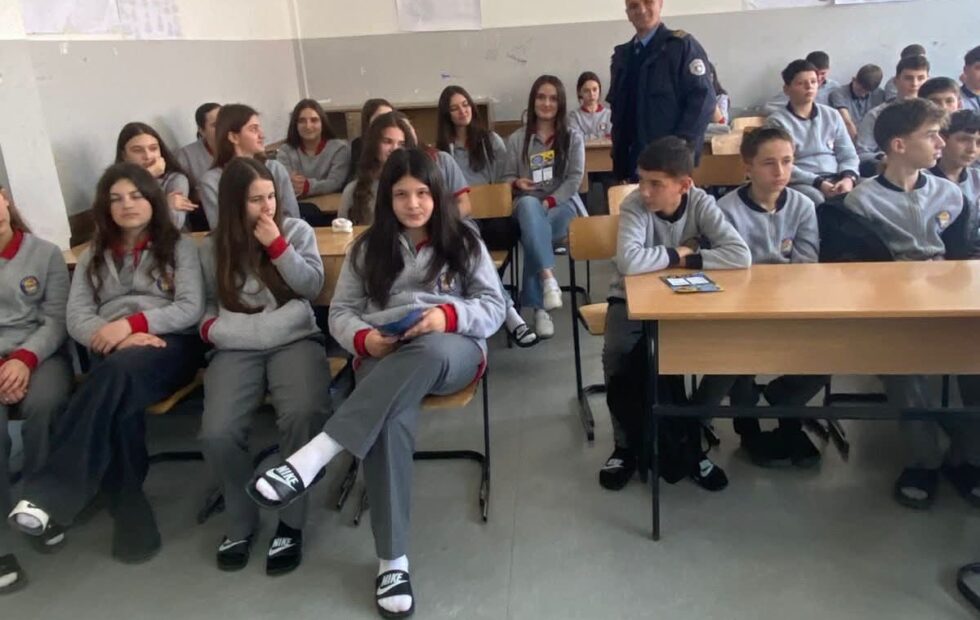 Ligjëratë edukative për sigurinë online në SHFMU “Sezai Surroi” në Bellobrad