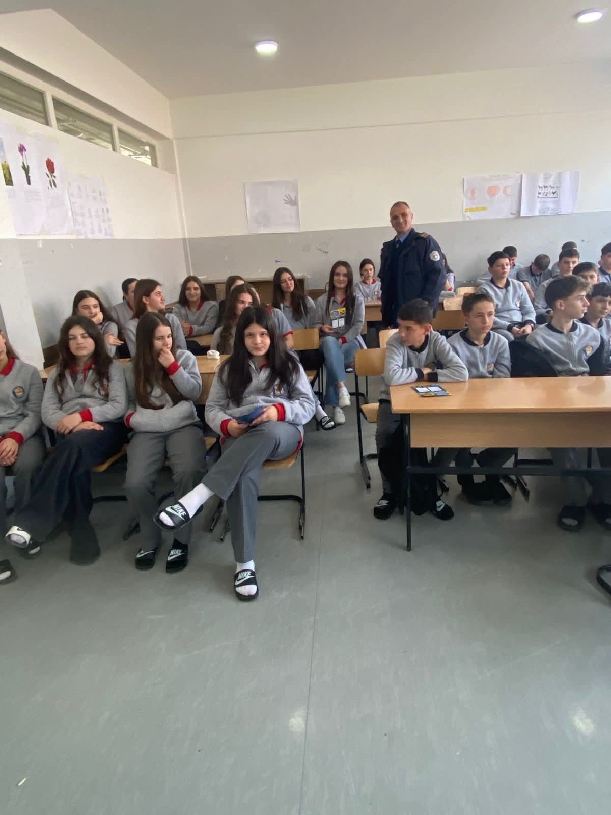 Ligjëratë edukative për sigurinë online në SHFMU “Sezai Surroi” në Bellobrad