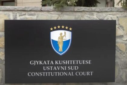 Ustavni sud privremeno obustavlja predsednikov dekret o podeli _