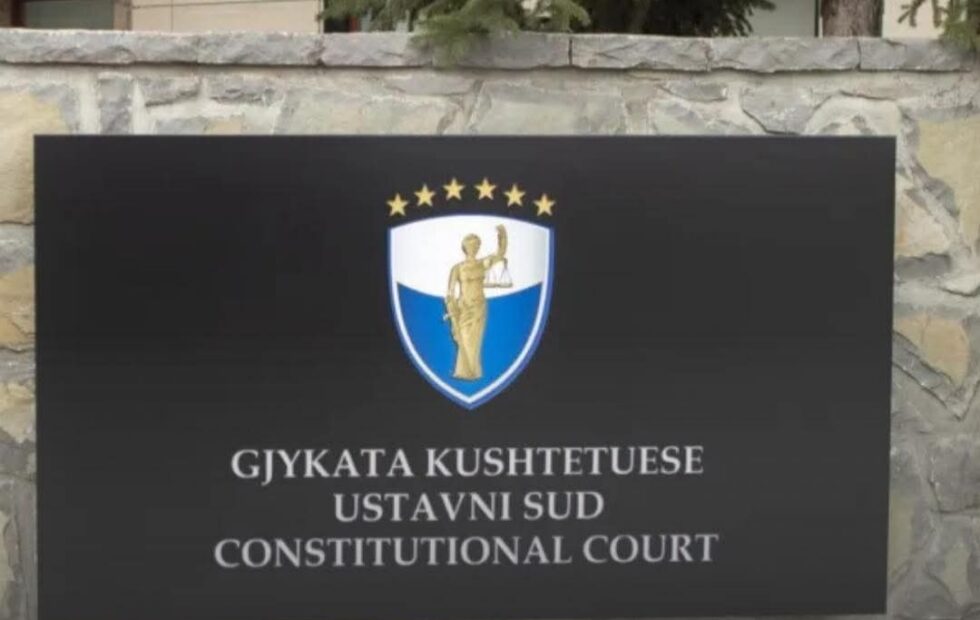 Ustavni sud privremeno obustavlja predsednikov dekret o podeli _