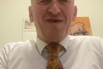 Reakcije posle intervjua Nenada Rasšića: Na pozadini centuma nalazi se slika sa çajkače