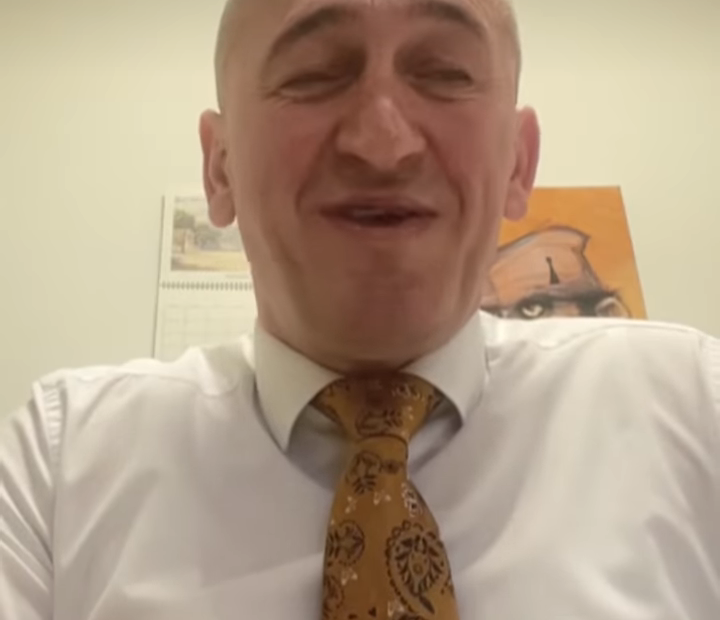 Reakcije posle intervjua Nenada Rasšića: Na pozadini centuma nalazi se slika sa çajkače