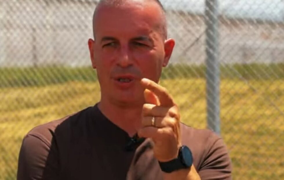 Thirrje për reagim ndaj tabelës në sheshin e Prishtinës: Ish i burgosuri Nijazi Kryeziu e cilëson “provokim të radhës”