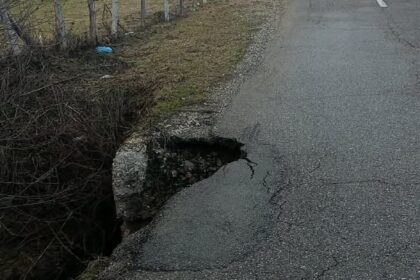 Rrezik serioz në rrugën Dragash – Restelicë: Dëmtim i madh para urës në hyrje të Mlikës