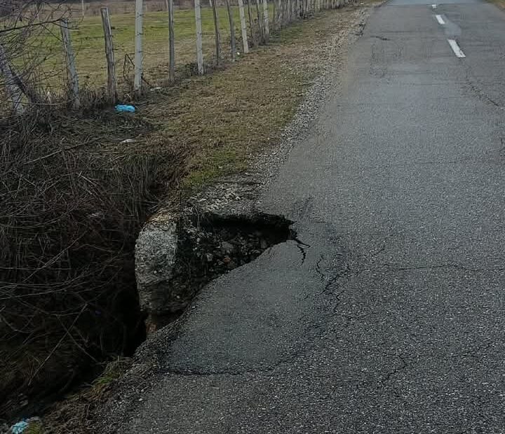 Rrezik serioz në rrugën Dragash – Restelicë: Dëmtim i madh para urës në hyrje të Mlikës