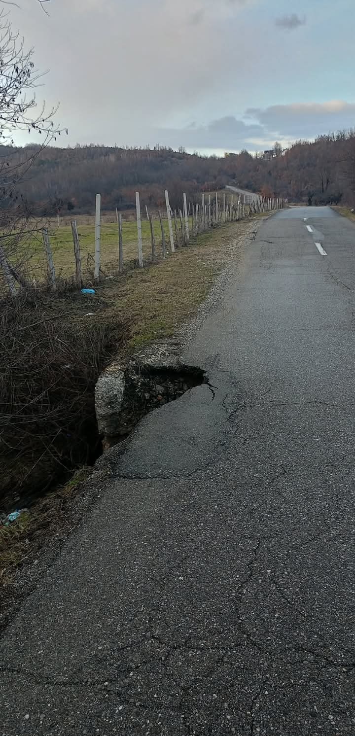 Rrezik serioz në rrugën Dragash – Restelicë: Dëmtim i madh para urës në hyrje të Mlikës